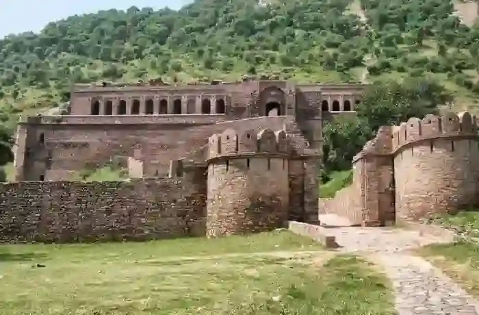 https://chalbanjare.com/crm/sys_images/Bandhavgarh_Fort1765184271.webp