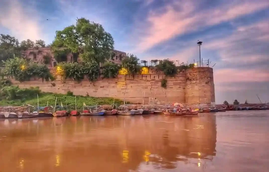Akbar Fort Prayagraj, historic Mughal fort on the banks of Yamuna River and famous heritage monument in India.