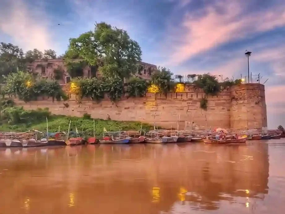 Akbar Fort Prayagraj, historic Mughal fort on the banks of Yamuna River and famous heritage monument in India.