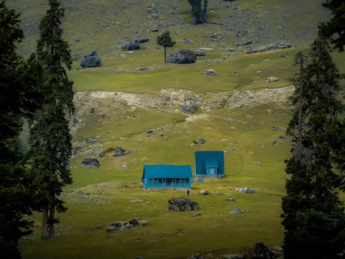 Aru Valley Pahalgam Kashmir blue roof huts alpine meadows pine trees mountains, turquoise cottages green rocky slopes foggy trails, perfect Jammu Kashmir shepherd camp valley package.