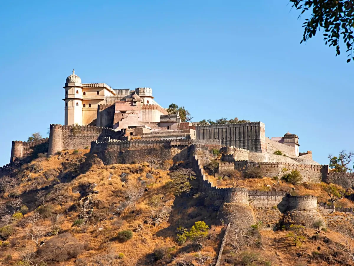 Badal Mahal at Kumbhalgarh Fort, a historic hilltop palace with expansive fortified walls in Rajsamand, Rajasthan.