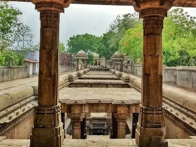 Bai Harir Vav, historic 15th-century stepwell in Ahmedabad known for its intricate carvings and Indo-Islamic architectural design.