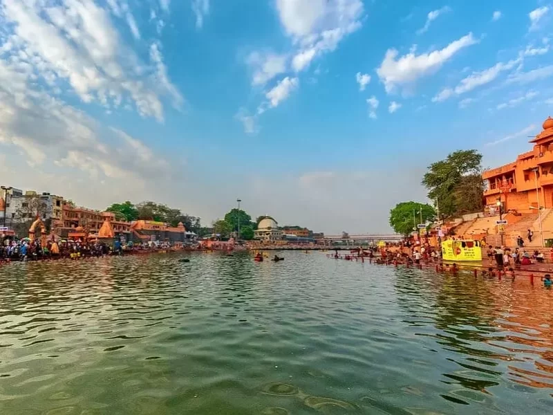 Chintaman Ghat in Madhya Pradesh with riverside steps, temples, and devotees gathered along the water, a sacred spot frequently included in Madhya Pradesh tour packages.