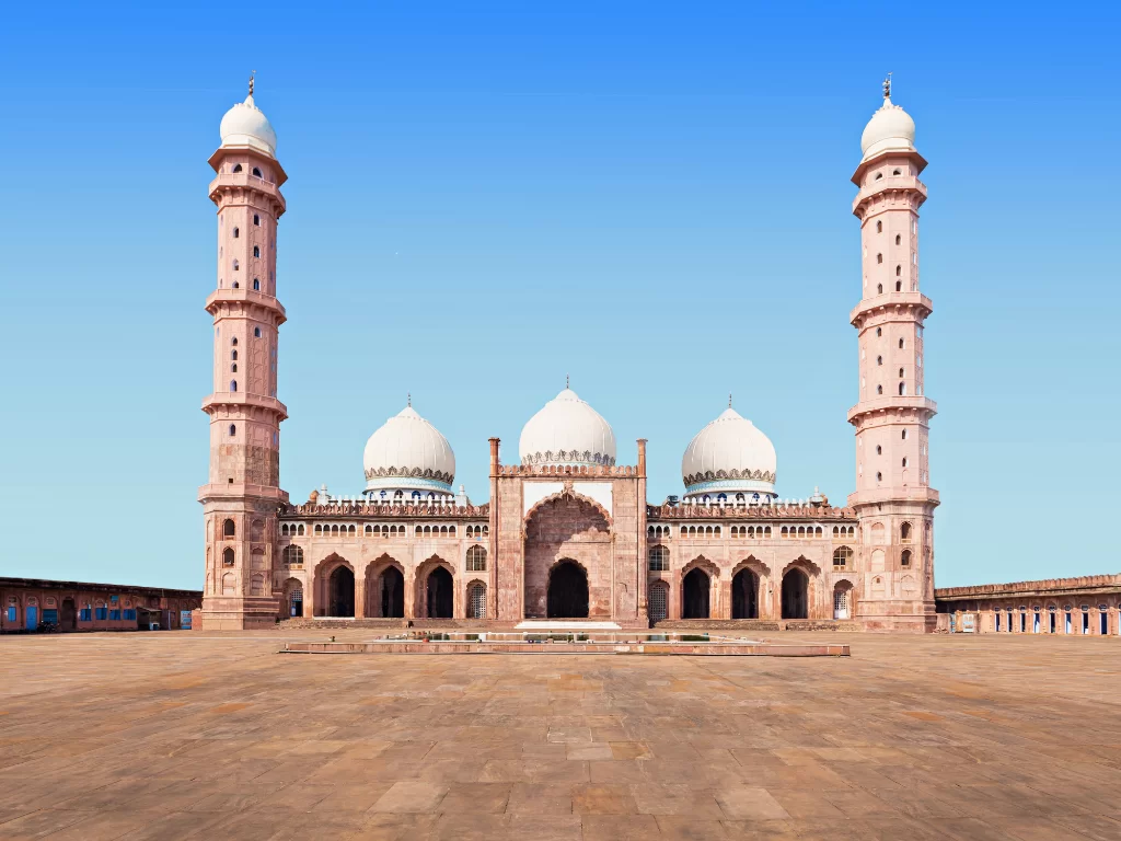 Taj-ul-Masajid at Bhopal during clear daylight, featuring pink minarets white domes vast courtyard, perfect cultural Madhya Pradesh tour package.
