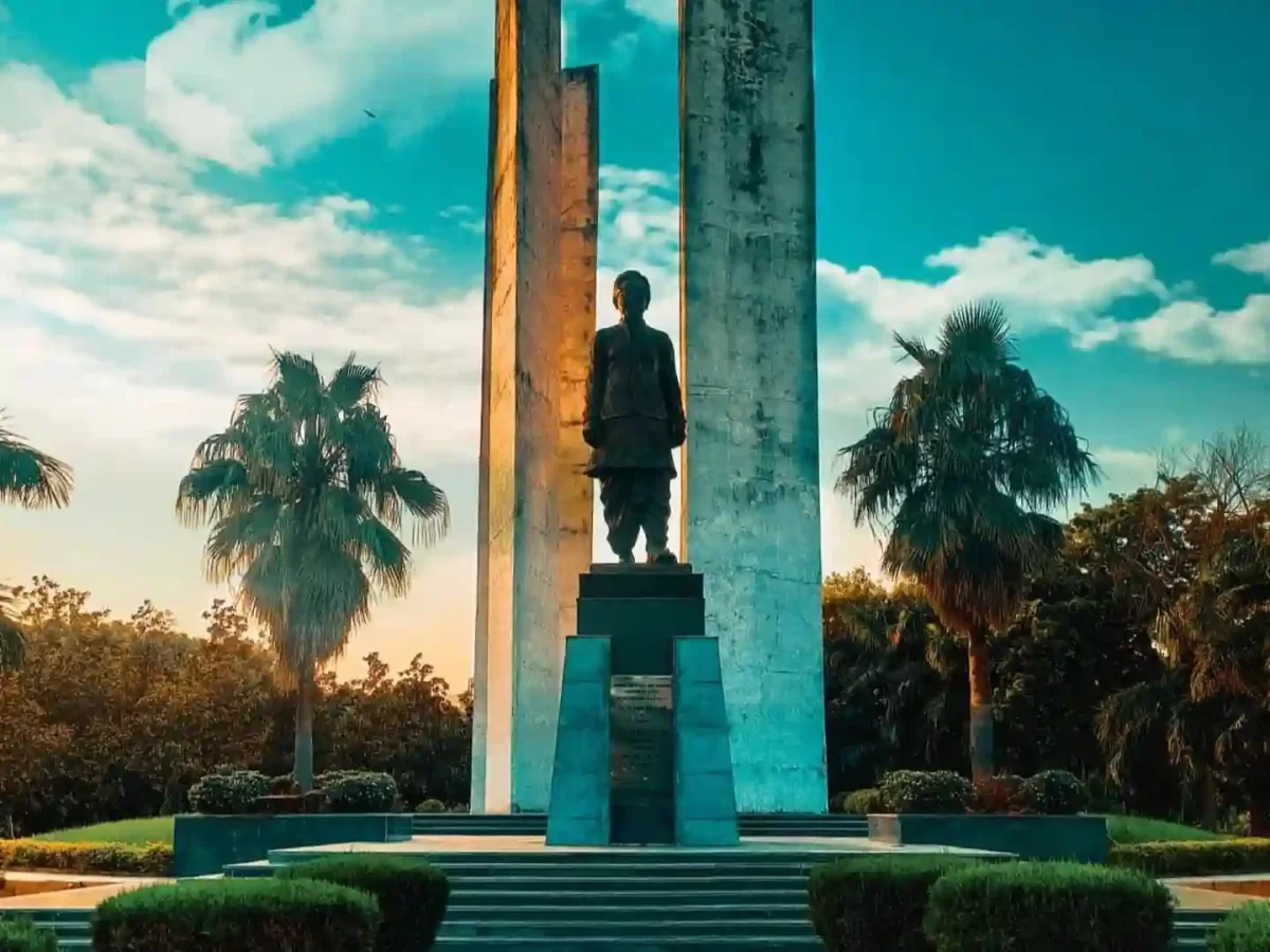 Dr. Ram Manohar Lohia Park Lucknow, landscaped urban park with towering monument statue, palm trees and serene green gardens in Uttar Pradesh.