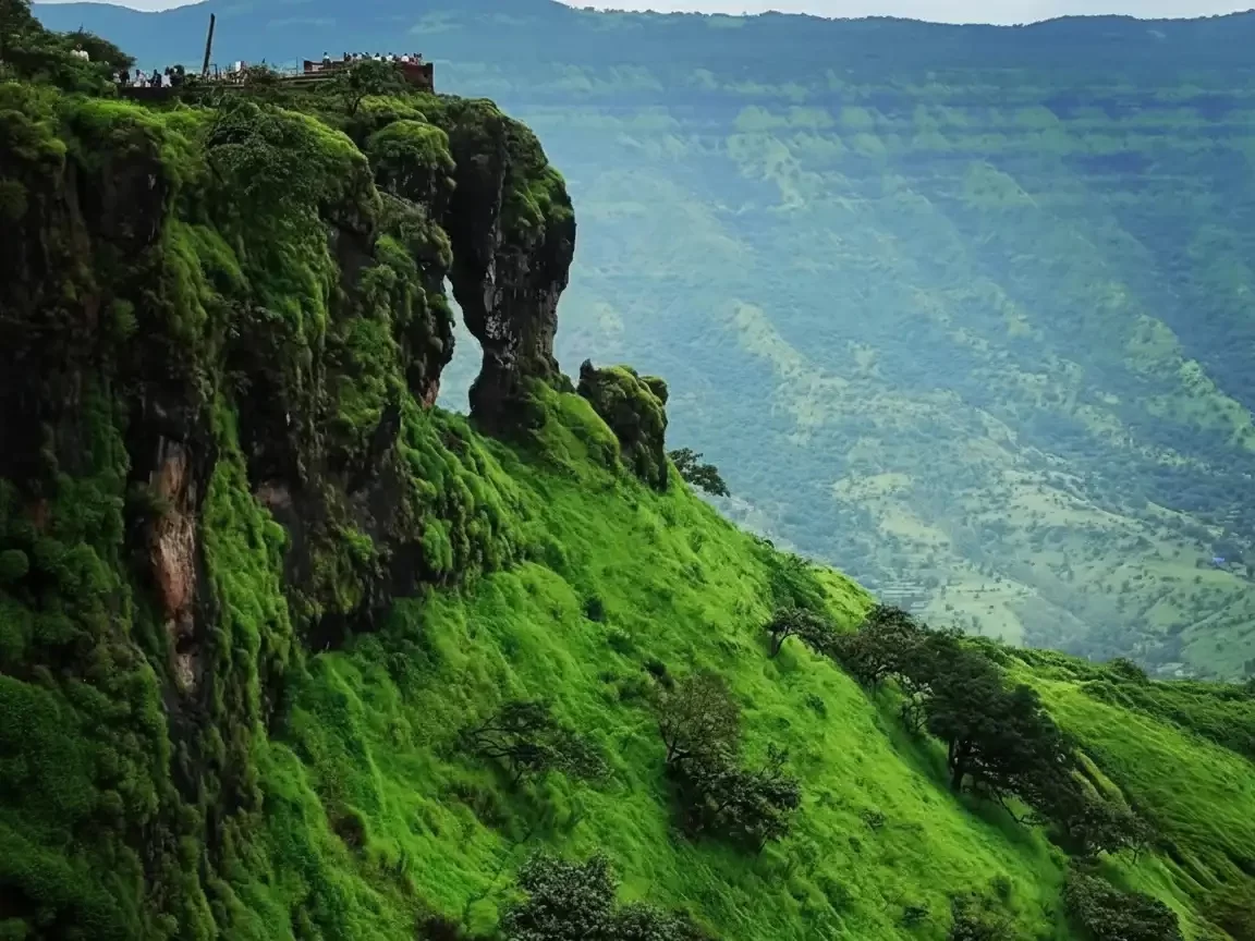 Elephinstone Point scenic cliff view at Mahabaleshwar in Maharashtra tour packages