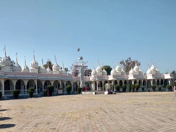 Gommatgiri Digambar Jain Mandir Indore serene Jain temple complex with white domes in Madhya Pradesh tour packages