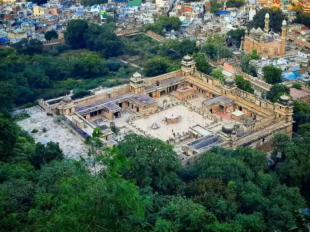  Aerial view of Gujari Mahal in Gwalior showcasing its fortified walls, central courtyard, and surrounding greenery, a historic attraction included in Madhya Pradesh tour packages