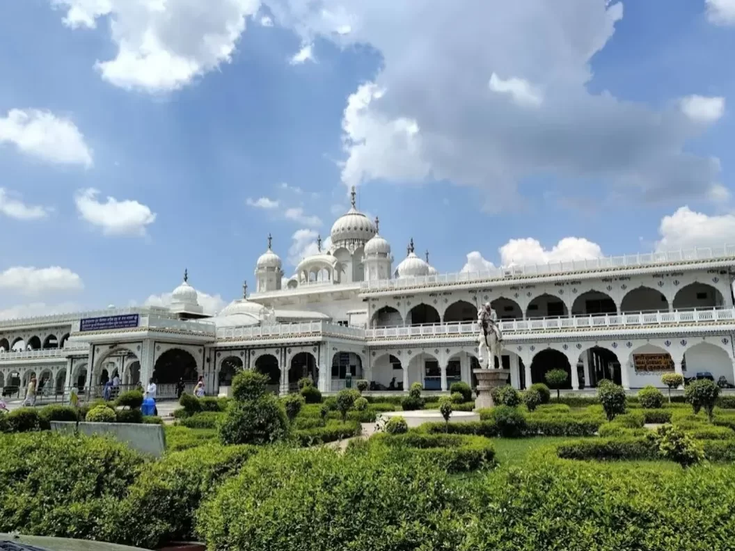Gurudwara Dukhniwaran Sahib Agra white marble Sikh temple with domes and garden courtyard in Uttar Pradesh