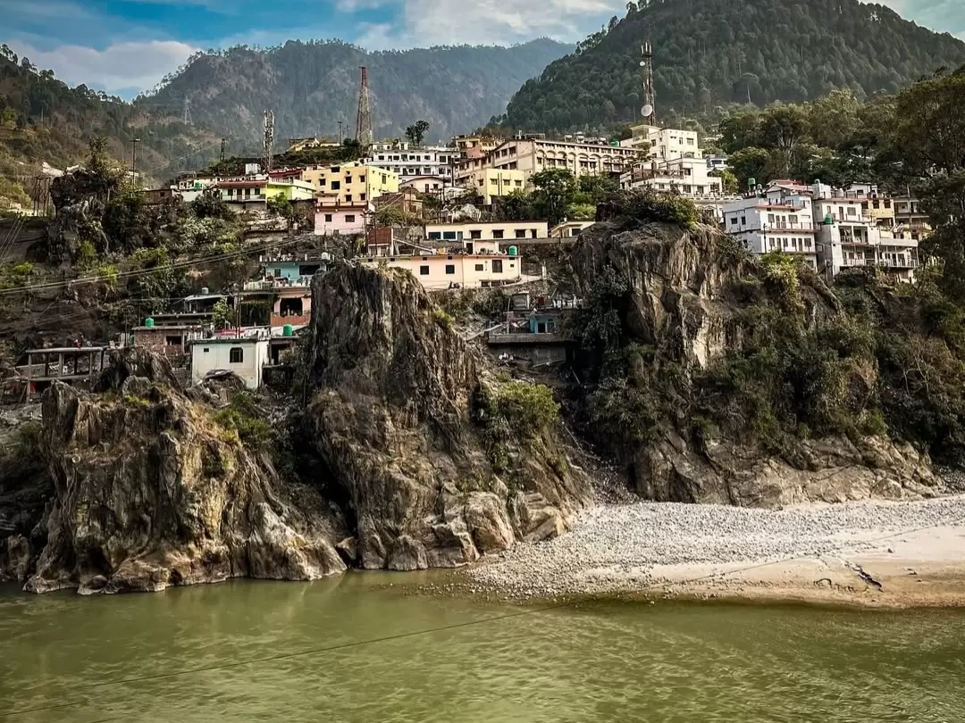 Rudraprayag town panoramic view colorful buildings towers rocky cliffs green hills Alaknanda River banks mountains, perfect Char Dham Yatra hill town riverside panorama, Himachal Pradesh tour packages.