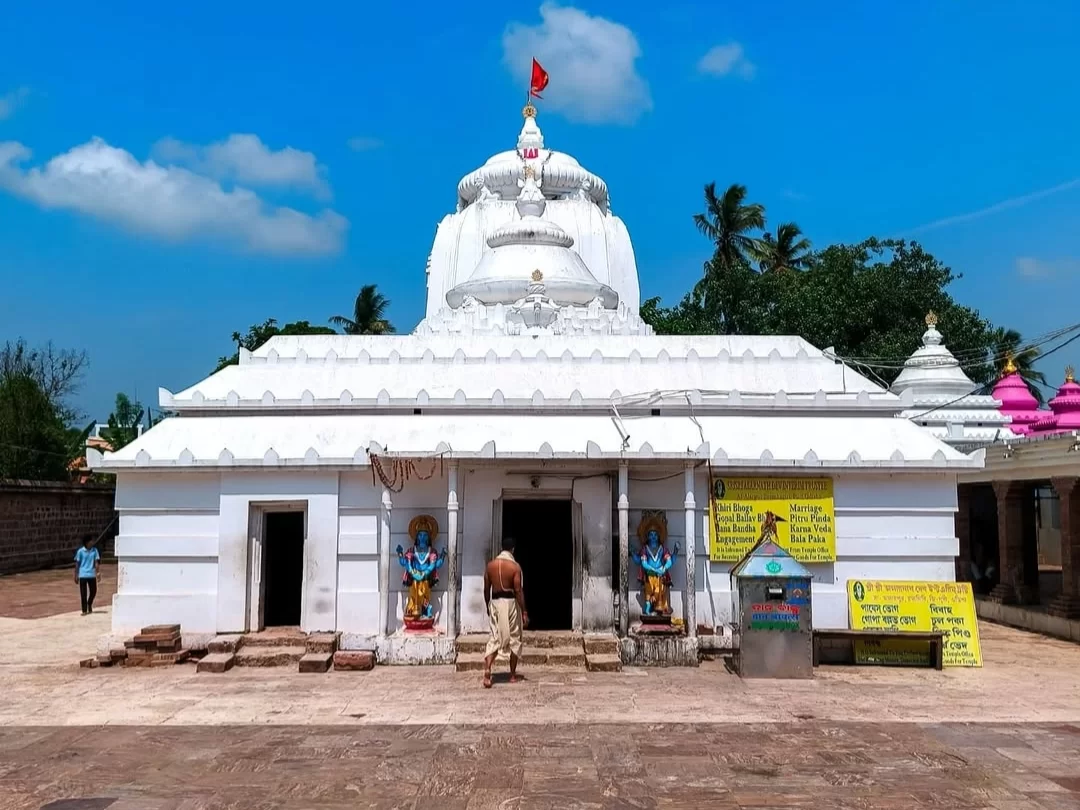 Alarnath Temple Brahmagiri Puri Odisha Kalinga vimana white facade Jagannath guardians devotees palms blue sky, Vishnu Alarnath Mahalakshmi Anavasara spiritual, perfect Puri Rath Yatra darshan package.
