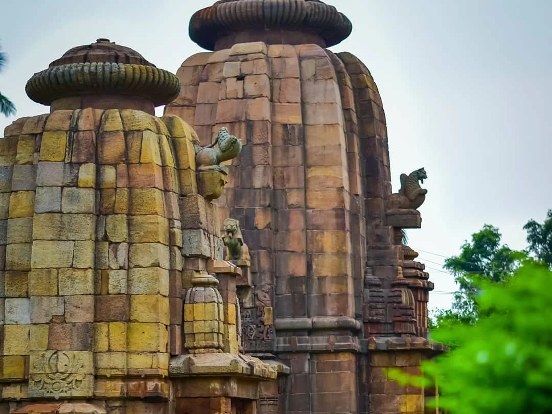 Brahmeswara Temple spires at Bhubaneswar on clear day, featuring lion-head gryphons and Kalinga carvings, perfect heritage Bhubaneswar tour package