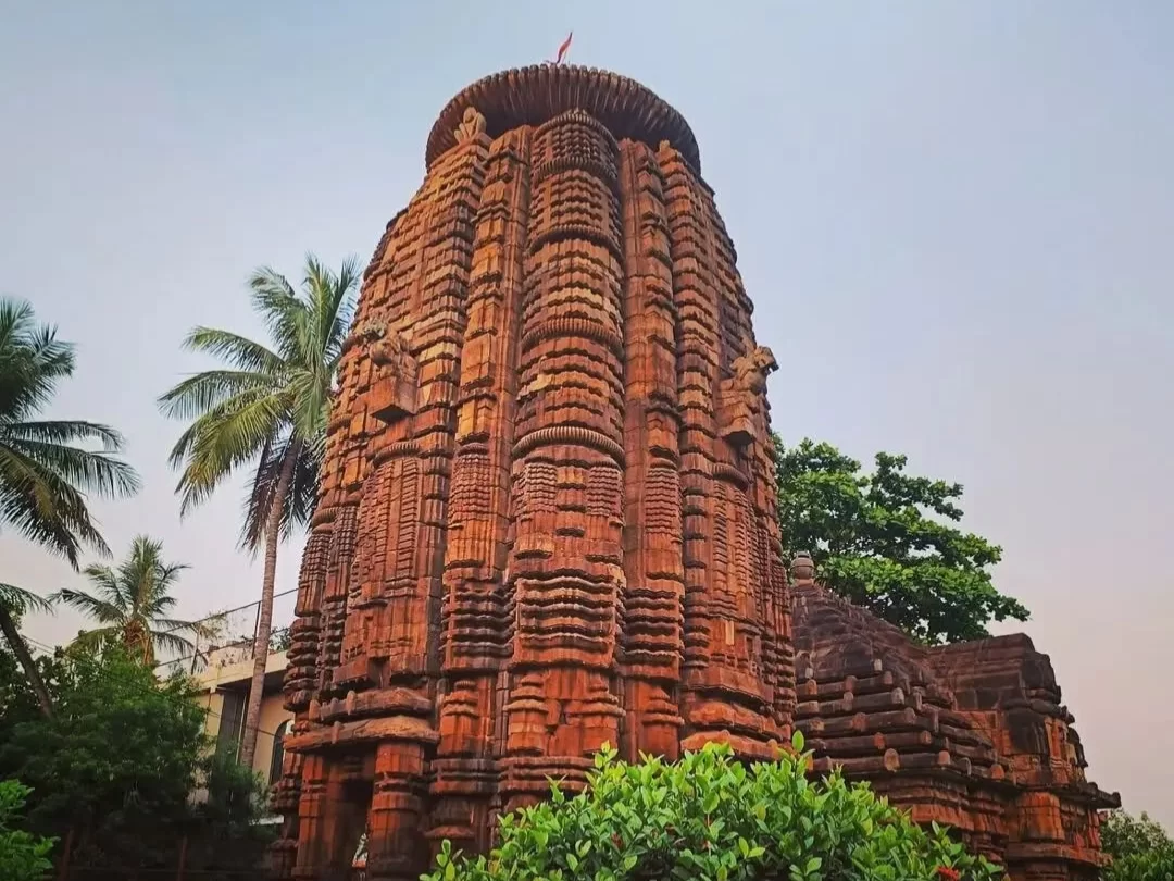 Mukteswara Temple main shikhara at Bhubaneswar during golden hour, featuring Kalinga Nagara deul tower with palm trees, perfect Odisha heritage tour package.