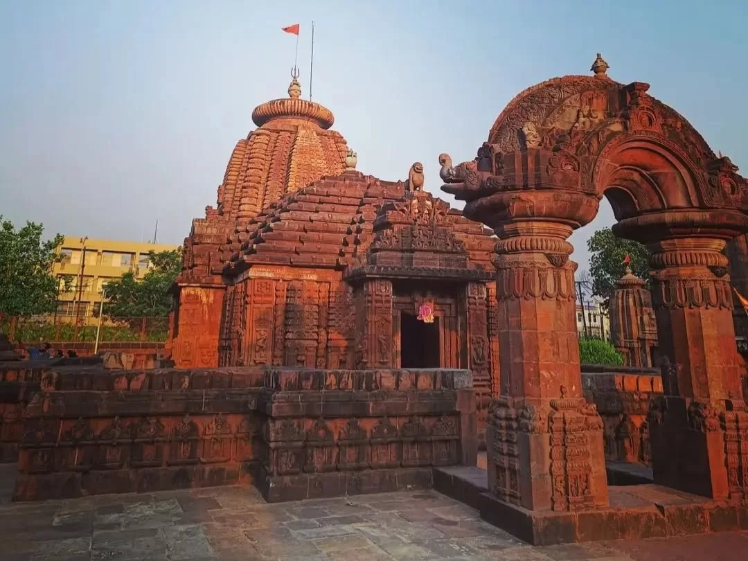Mukteswara Temple vimana and torana at Bhubaneswar during golden hour, featuring Kalinga Nagara architecture with flag, perfect Odisha heritage tour package. 