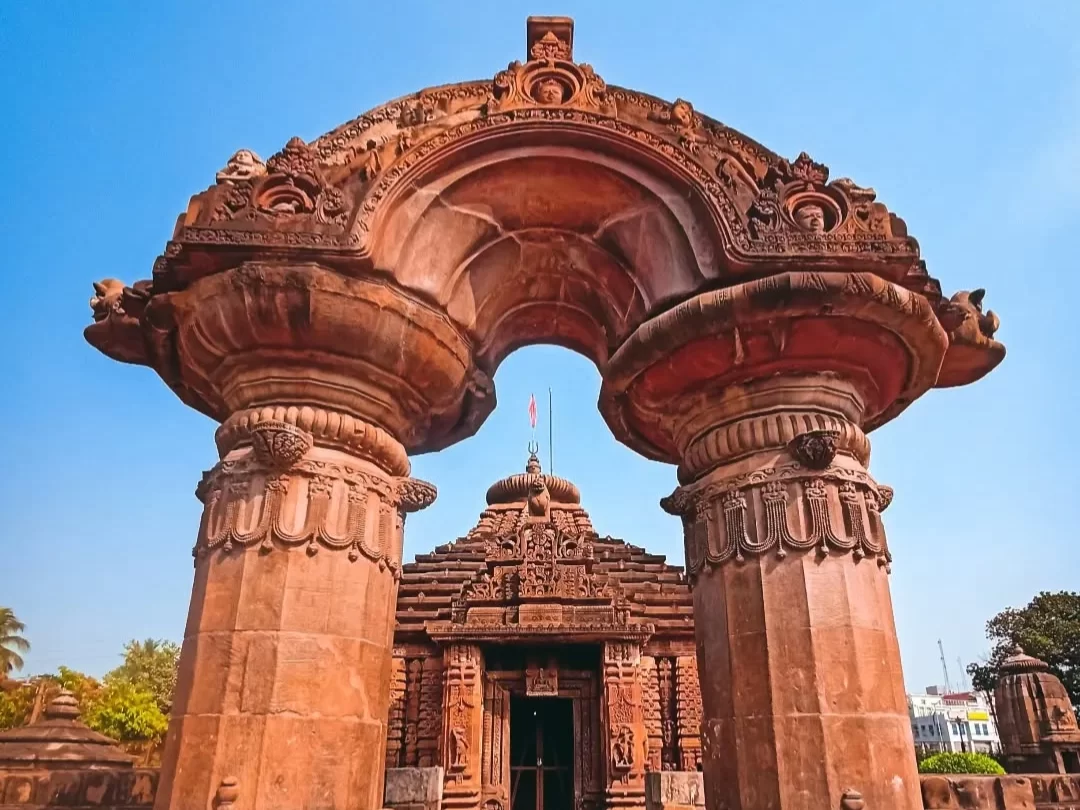 Mukteswara Temple iconic torana closeup at Bhubaneswar on clear day, featuring Kalinga Nagara arched gateway and vimana, perfect Odisha heritage tour package.