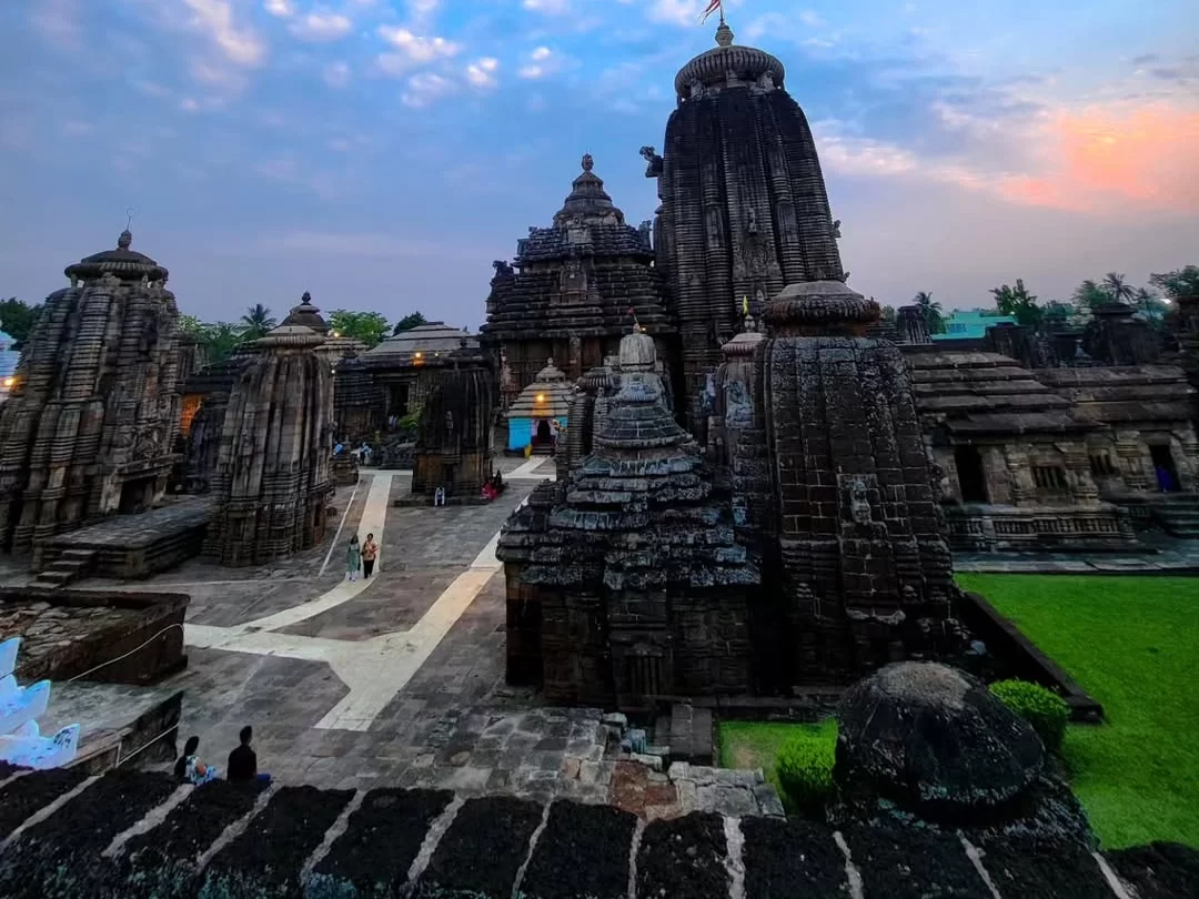 Lingaraj Temple complex at Bhubaneswar during sunset, featuring Kalinga spires and courtyards, perfect heritage Bhubaneswar tour package.