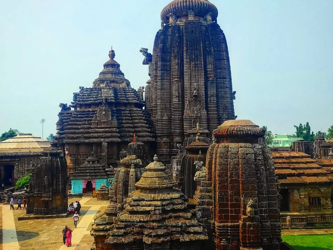 Lingaraj Temple complex at Bhubaneswar on clear day, featuring multiple Kalinga spires, perfect heritage Bhubaneswar tour package. 