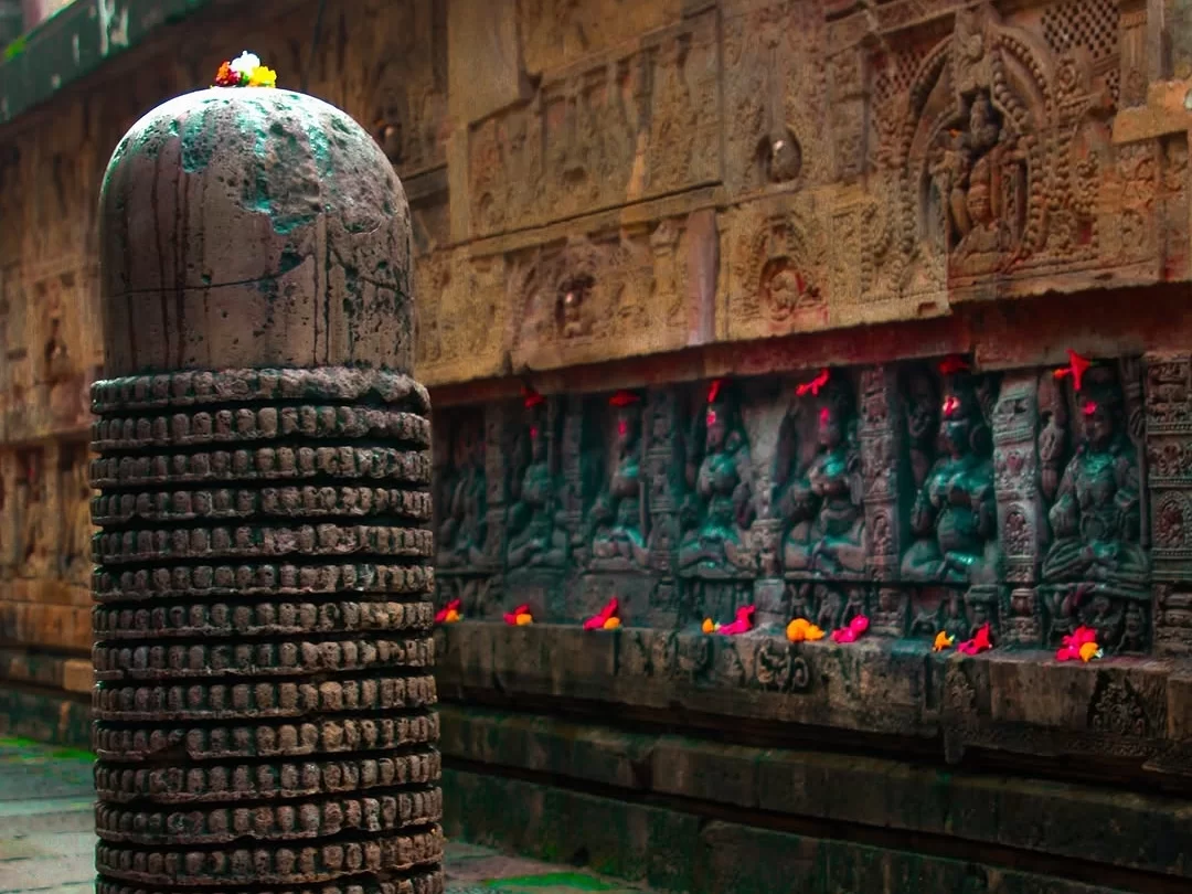 Parsurameswara Temple Bhubaneswar Sahasralinga thousand lingams pillar wall carvings green figures flowers, perfect Odisha Kalinga heritage temple tour package.