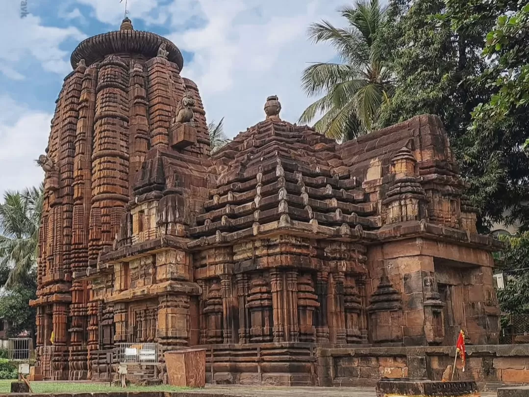 Parsurameswara Temple Bhubaneswar full front Kalinga architecture red sandstone vimana jagamohana palms blue sky, perfect Odisha temple heritage tour package. 