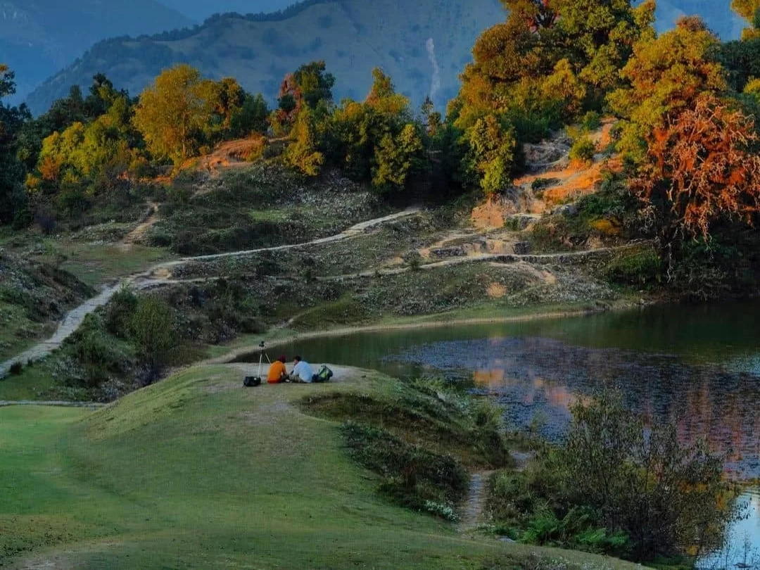 Deoria Tal Lake scenic Himalayan reflection lake near Chopta with forest and mountain views in Uttarakhand tour packages.