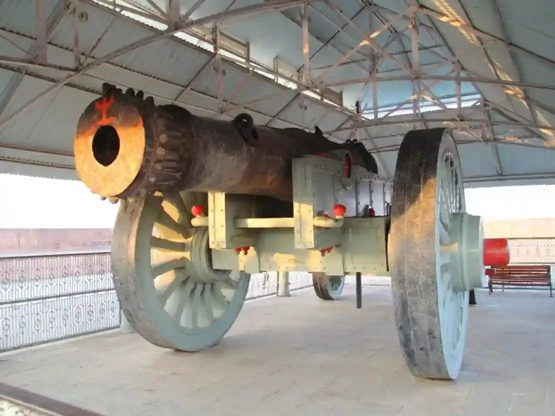 Jaiban Cannon world's largest historic wheeled cannon on a high tower at Jaigarh Fort overlooking the Aravalli hills in Jaipur Rajasthan.