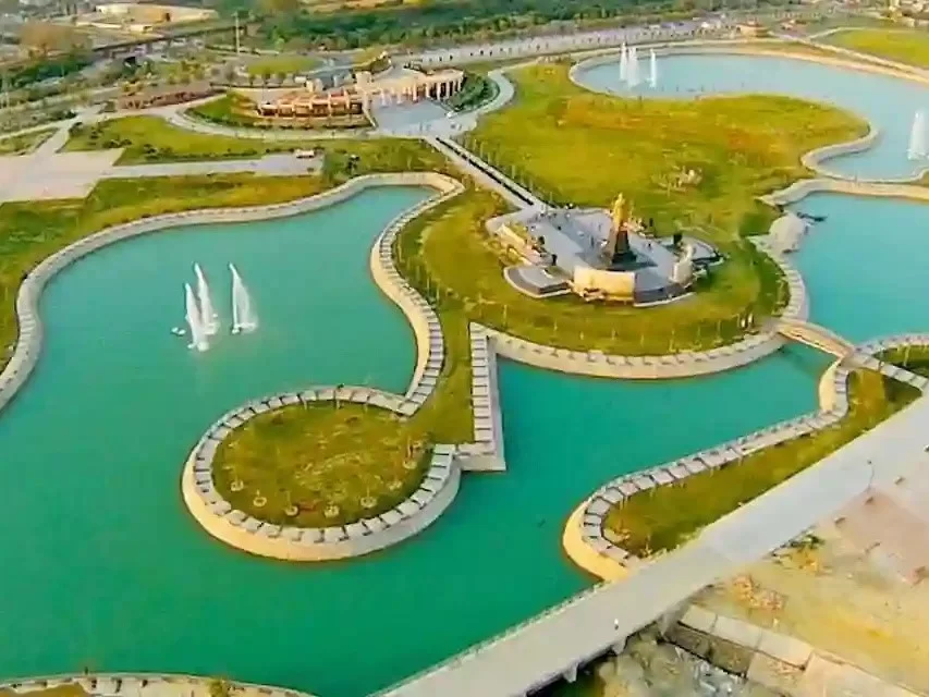 Janeshwar Mishra Park Lucknow, sprawling urban park with scenic lakes, fountains and landscaped gardens, one of the largest parks in Asia in Uttar Pradesh.