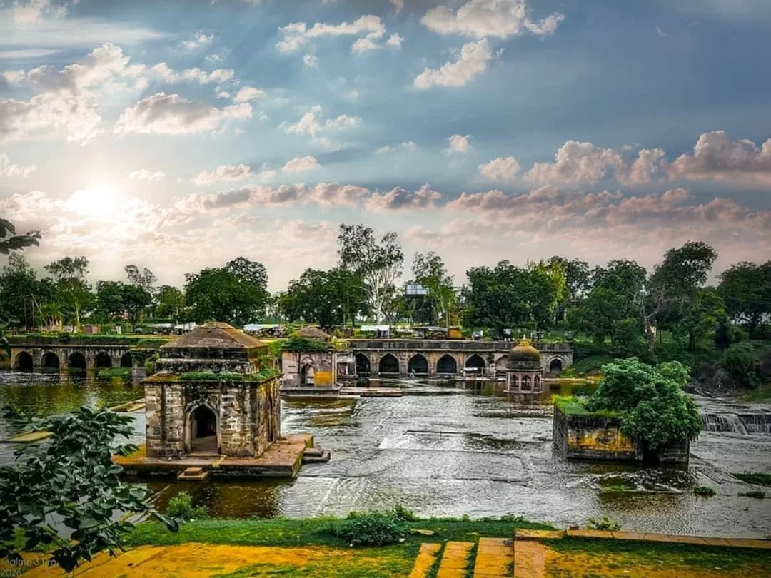 Kaliyadeh Palace in Madhya Pradesh overlooking the Shipra River with arched corridors and historic Mughal-era architecture, a scenic heritage site often included in Madhya Pradesh tour packages.