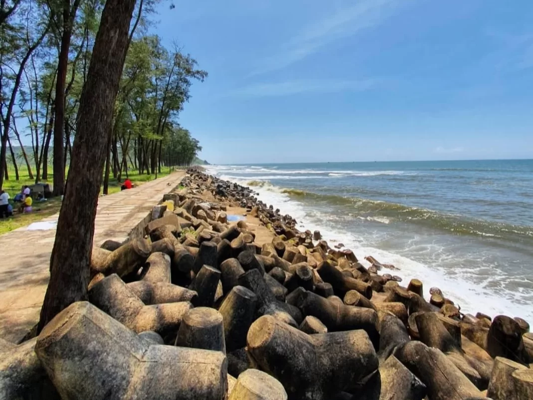 Keri Beach Goa scenic coastline with Arabian Sea waves, rocky shore and tree-lined promenade in North Goa