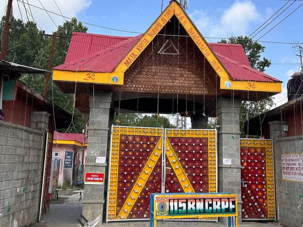 Kheer Bhawani Temple Tulmulla sacred Hindu shrine dedicated to Goddess Ragnya Devi in Ganderbal Kashmir