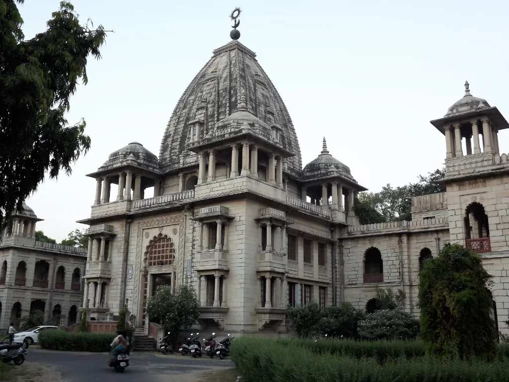 Kirti Mandir Vadodara grand Indo-Saracenic cenotaph with central dome topped by crescent moon finial amid lush gardens, Gaekwad royal memorial perfect for Gujarat tour packages.