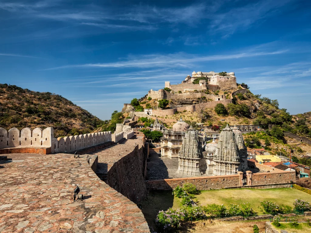 Kumbhalgarh Fort during blue sky, featuring hilltop ramparts, twin shikhara temples, gardens, perfect adventure experience Rajasthan tour packages.