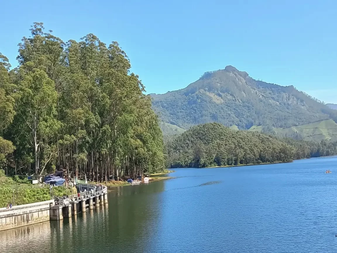 Kundala Dam in Munnar, scenic reservoir surrounded by lush hills and serene Western Ghats landscape.