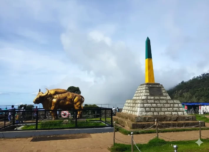 Moir Point Panoramic view of the green valley and mist-covered Kodaikanal hills from the popular Moir Point lookout.