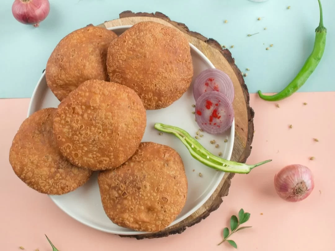 Piyaz Kachori is a famous Rajasthani snack made of crispy deep-fried pastry stuffed with a spicy onion filling. It is especially popular in Jodhpur and is best enjoyed with chutney or tea.