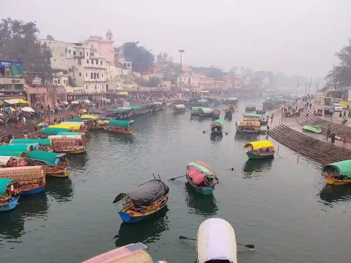 Ramghat Ayodhya, vibrant riverfront ghat on the Saryu River with colorful boats, temples, and devotional atmosphere in Uttar Pradesh.