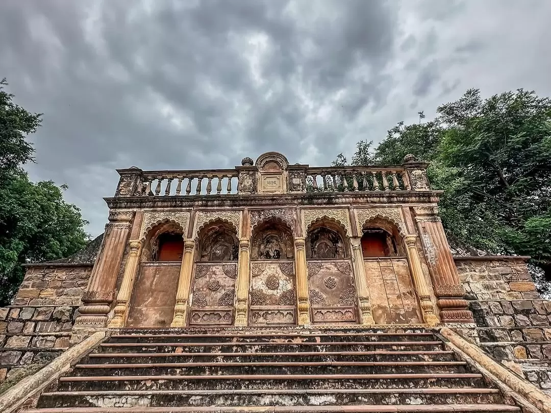 Rani Mahal Jhansi historic palace with arched facade and ornate carvings, heritage monument Uttar Pradesh