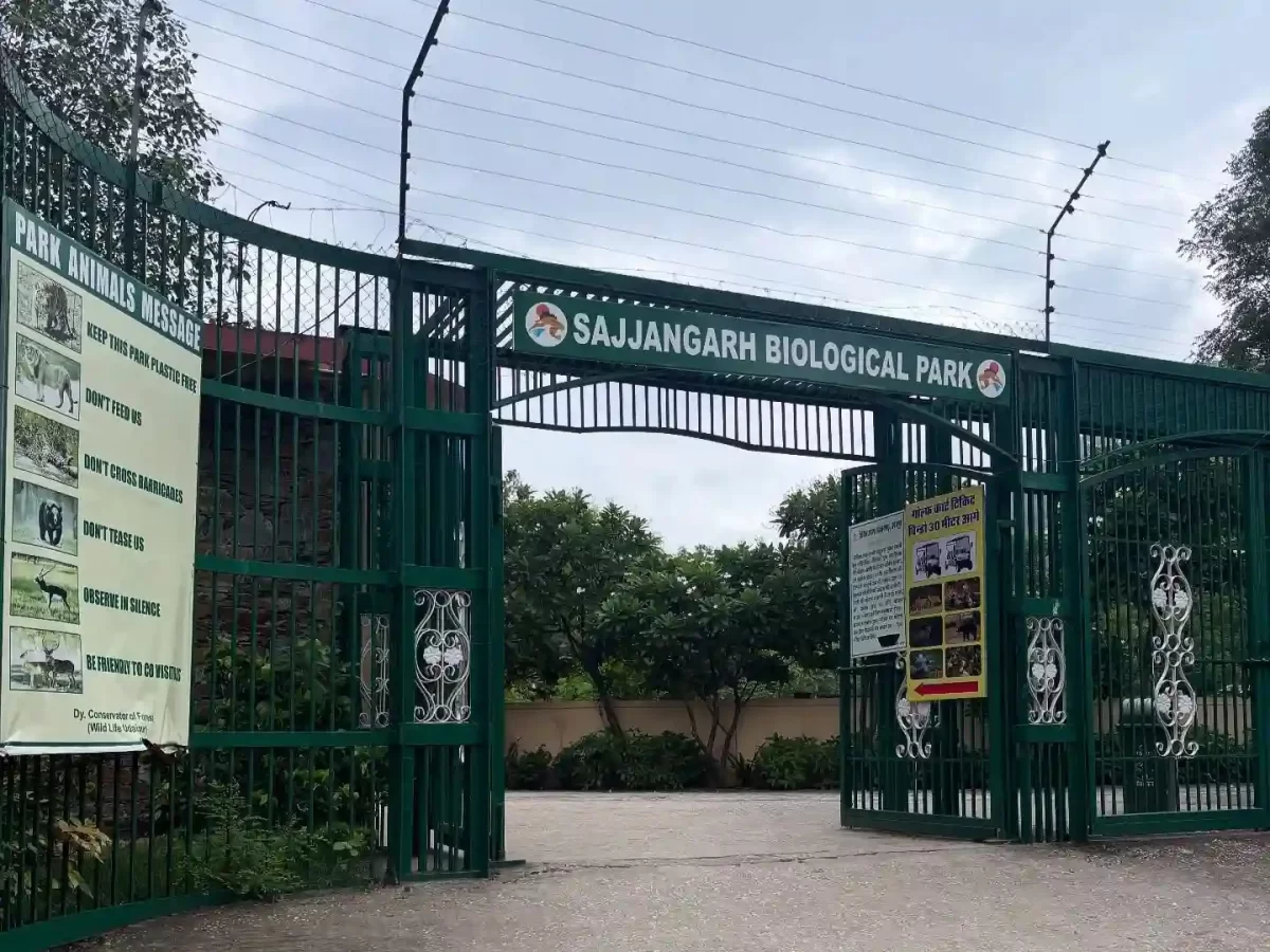 Sajjan Garh Biological Park Udaipur Modern zoological park at the foot of Bansdara Hill featuring Himalayan bears, lions, and panthers in natural enclosures Rajasthan.
