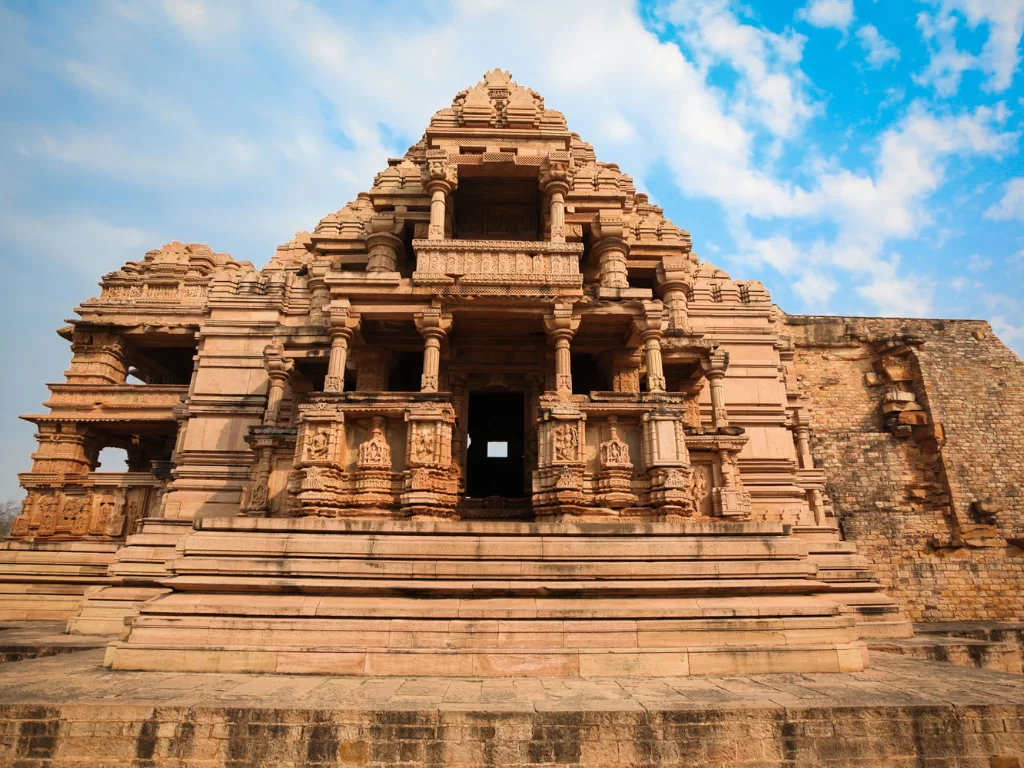 Sasbahu Temple at Gwalior Fort under clear skies, featuring ornate shikhara and carved pillars, perfect heritage experience with Madhya Pradesh tour packages.
