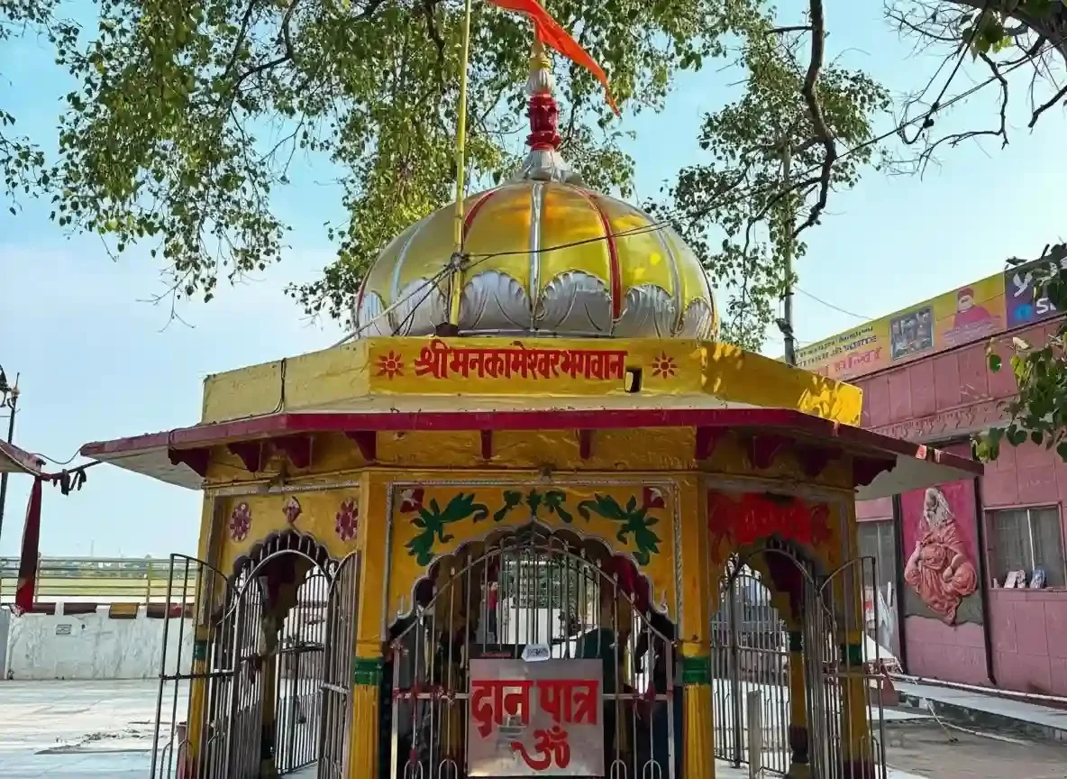 Shri Mankameshwar Mahadev Mandir Prayagraj, sacred Shiva temple near the Yamuna River featuring vibrant shrine and strong spiritual significance in Uttar Pradesh.