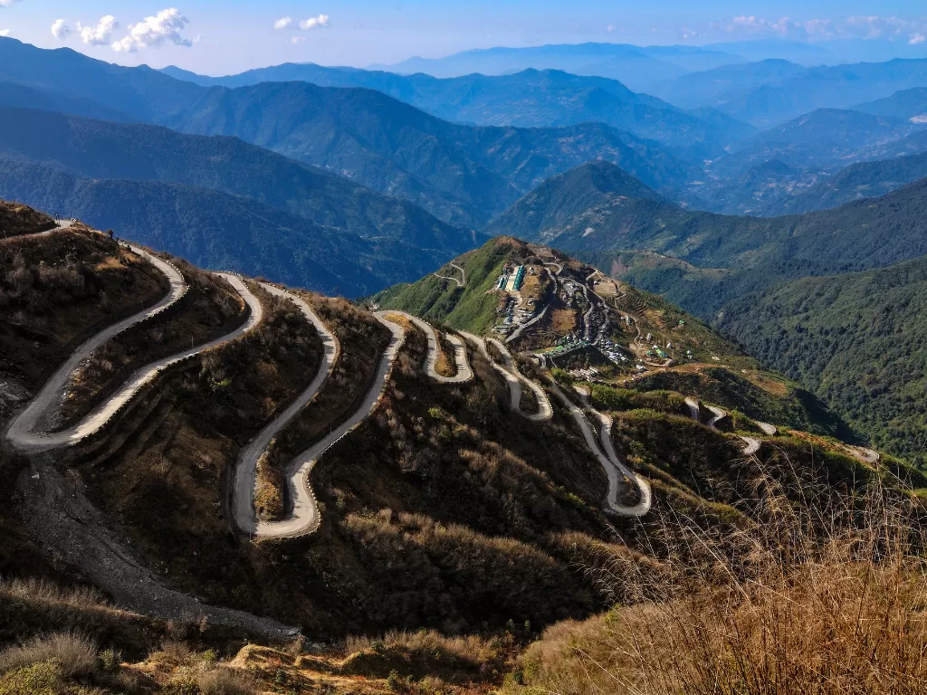 Silk Route Zuluk Sikkim during clear skies, featuring zigzag hairpin bends mountain valleys, perfect road trip adventure Sikkim tour pack