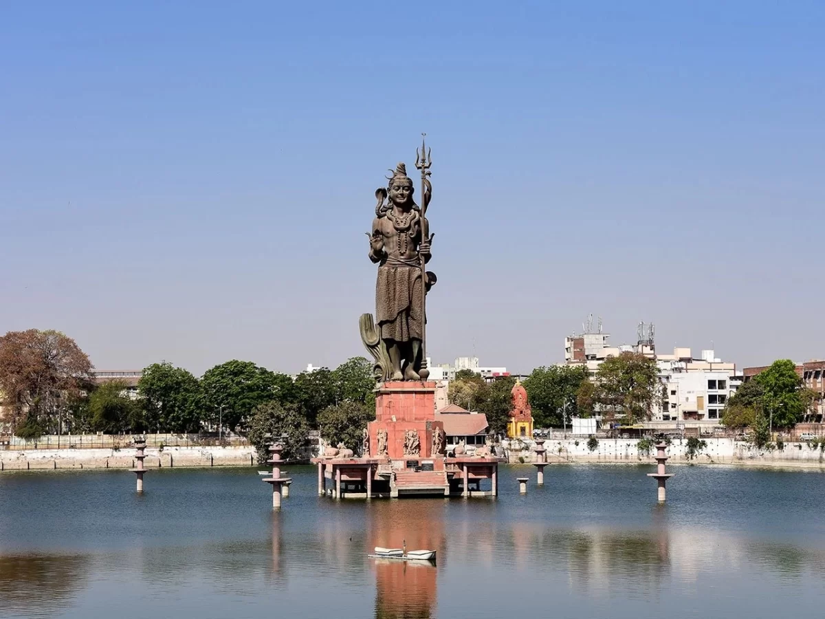 Sur Sagar Lake Vadodara scenic urban lake featuring iconic Shiva statue and serene waterfront views in Gujarat.