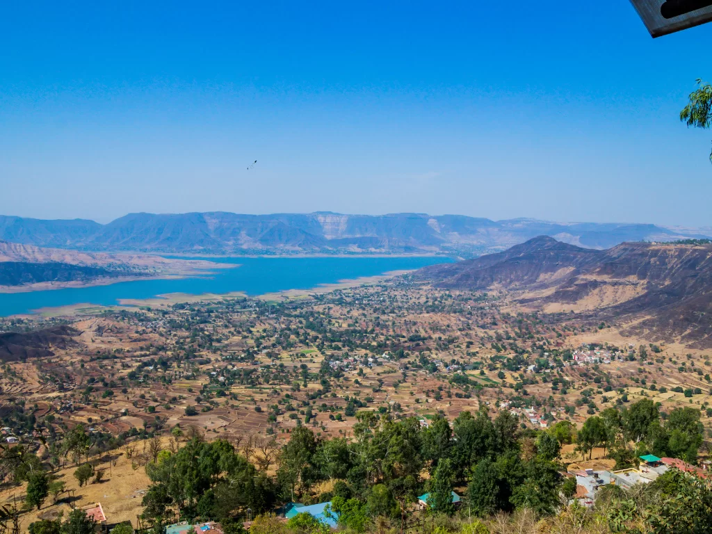 Sydney Point Panchgani during sunny weather, featuring Table Land lake, valleys, villages, perfect scenic viewpoint, Maharashtra tour packages.