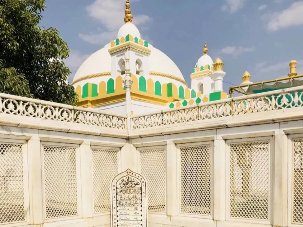 Tomb of Mughal Emperor Aurangzeb Alamgir Khuldabad. Historic Mughal-era mausoleum and Islamic pilgrimage site in Maharashtra.