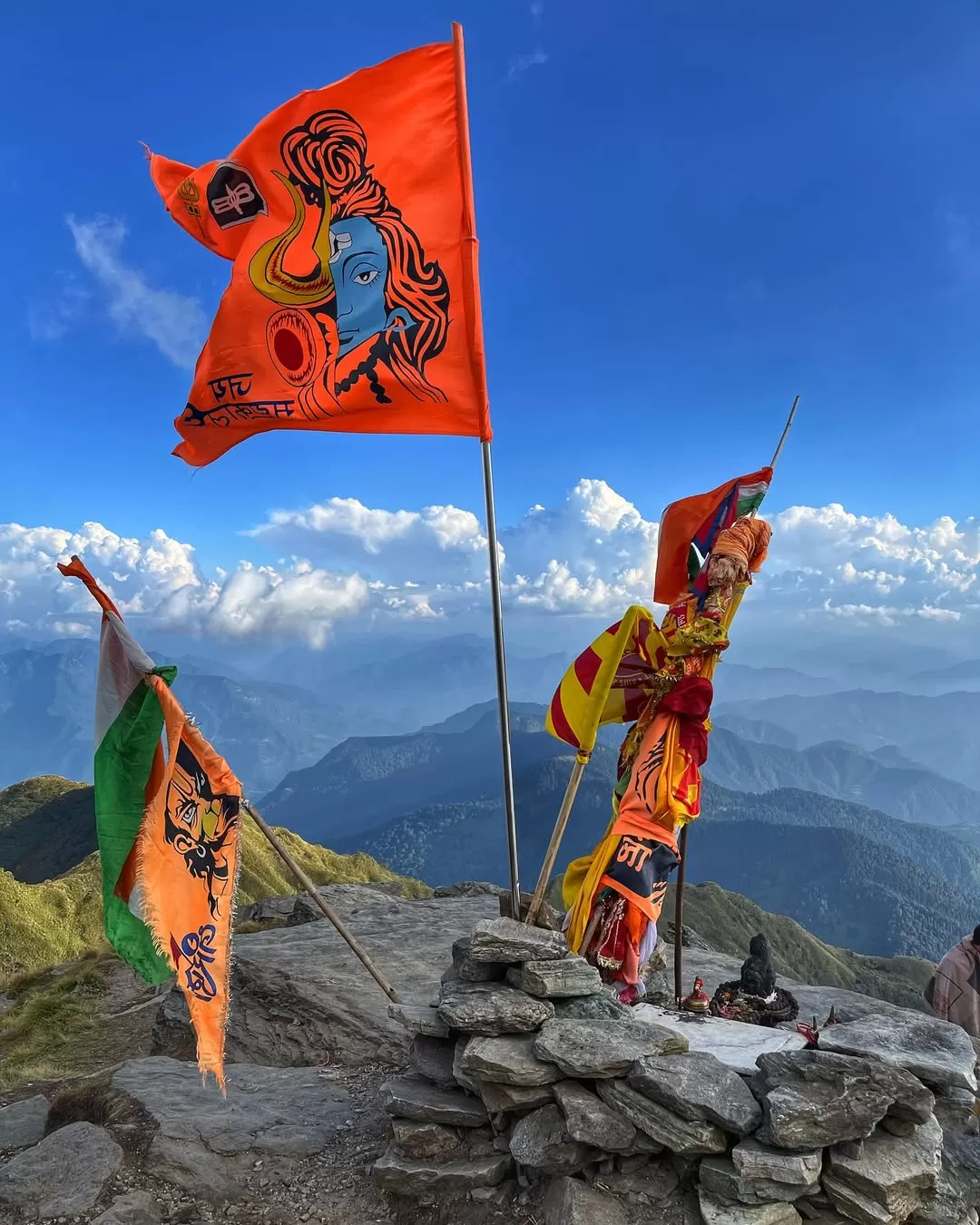 Tungnath summit, Uttarakhand – sacred flags and Himalayan mountain views featured in Uttarakhand tour packages