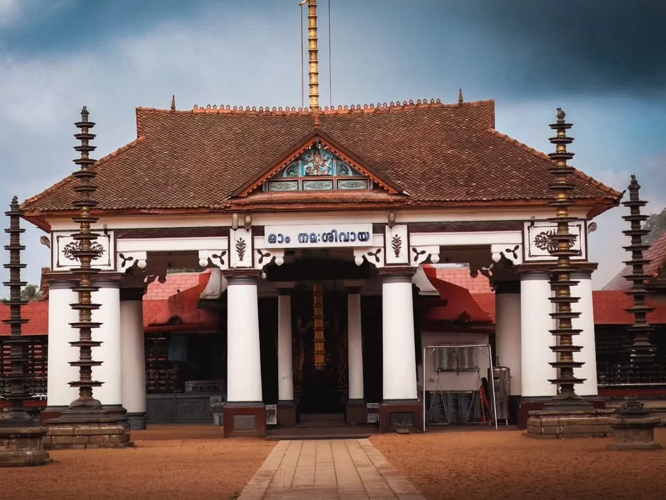 Vaikom Mahadeva Temple, Kerala ancient Shiva temple with traditional Kerala architecture and deepastambha lamps