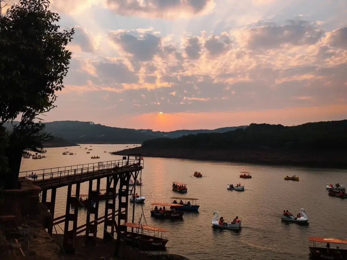 Venna Lake boating and sunset view in Mahabaleshwar Maharashtra tour packages