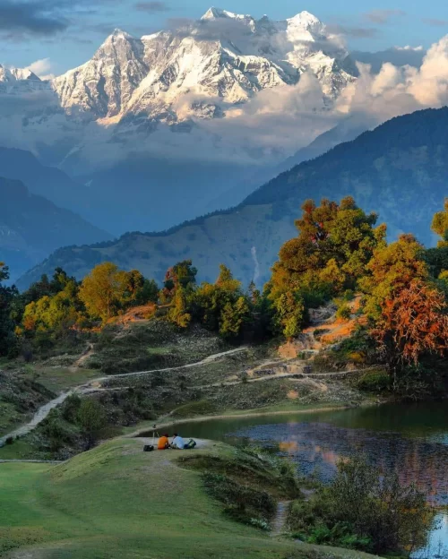 Deoria Tal Lake scenic reflection lake with Chaukhamba Himalayan mountain backdrop in Uttarakhand tour packages.