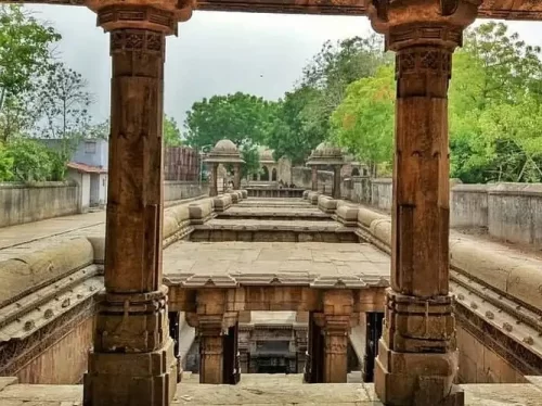 Bai Harir Vav, historic 15th-century stepwell in Ahmedabad known for its intricate carvings and Indo-Islamic architectural design.