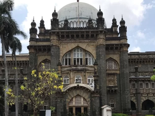 Chhatrapati Shivaji Maharaj Vastu Sangrahalaya. Iconic Mumbai museum with Indo-Saracenic architecture and grand central dome.