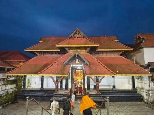 Ettumannoor Shri Mahadeva Temple, Kerala ancient Shiva temple with traditional tiled roof and illuminated sanctum at dusk